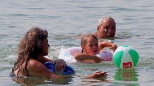 Масови проверки на слънчеви очила и надуваеми играчки