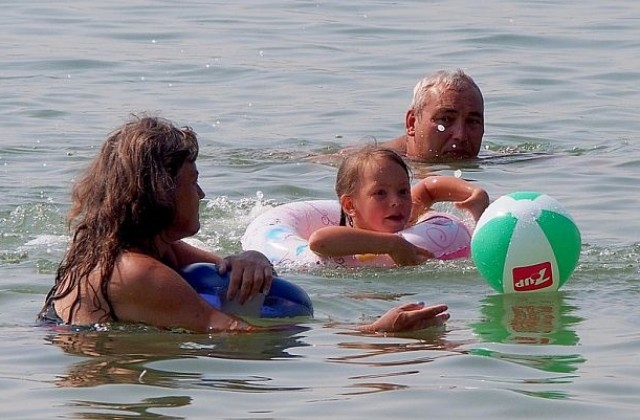 Масови проверки на слънчеви очила и надуваеми играчки