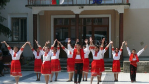 В село Изгрев се радват на нов площад и детска