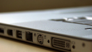 Осъдиха диджей задигнал лаптопа на колега