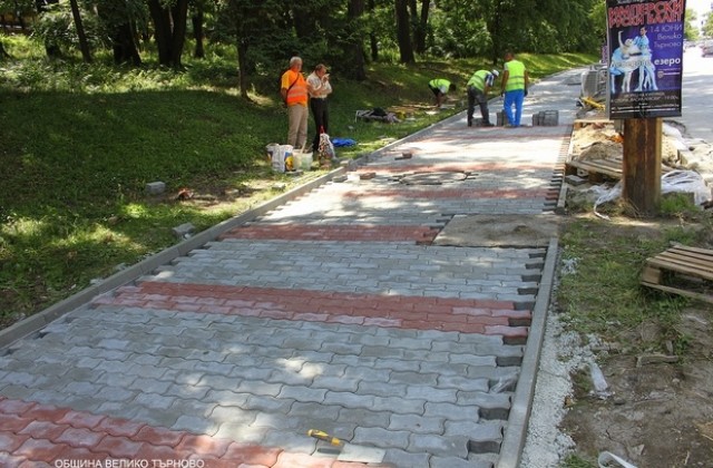 Полагат тротоарната настилка по бул. България