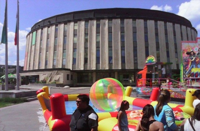 Ученици посетиха планетариума в Габрово като подарък от МГЕРБ - Сухиндол