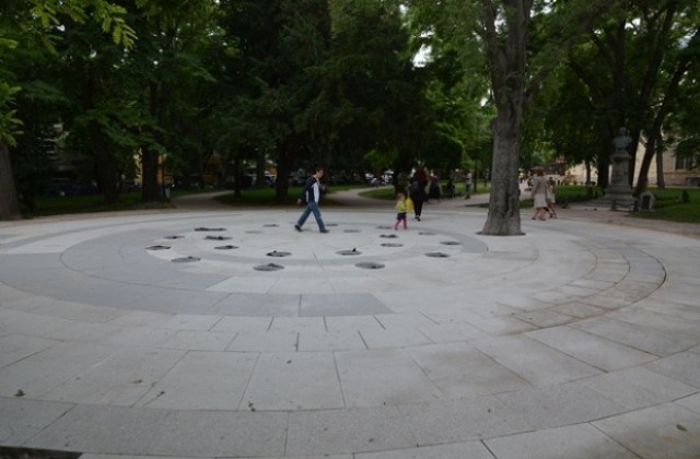 Слагат дърворезбованата скулптура Черната роза в градската градинка (СНИМКИ)