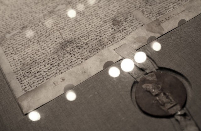 15 юни: В Англия е подписана Магна харта, ограничаваща правата на монарха
