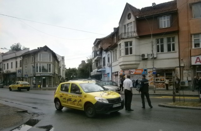 Такси блъсна 78- годишна жена на пазара в Кюстендил