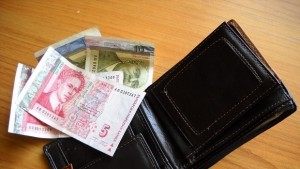 Работещите в Шуменско намаляват заплатата пониска от средната за страната