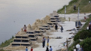 Майстори превръщат 600 тона пясък във филмови герои