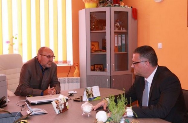 Димитър Сяров посети специализираната болница в Котел