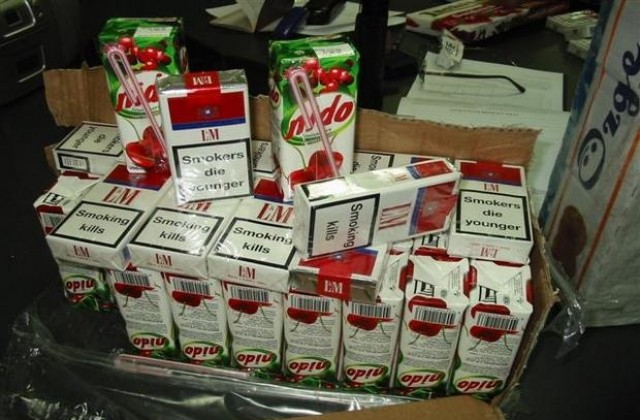 Контрабандни цигари във фабрични кухини на автобуси хванаха на Капитан Андреево