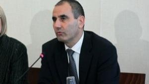 Цветан Цветанов връчва партийни карти на новоприети членове в Гулянци