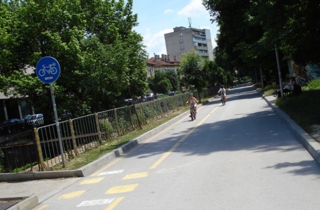 Паркстрой работи усилено по косенето на зелените площи в Плевен
