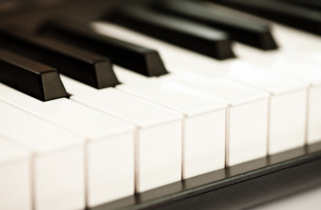 „Рапсодия в синьо” ще звучи на четири рояла за първи път в света