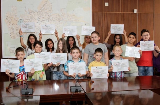 Наградиха децата спечелили общинския етап от конкурса „С очите си видях бедата“