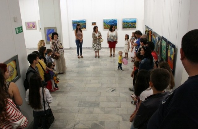 Рисунки и фотографии подреди в изложба СОУ Ем. Станев