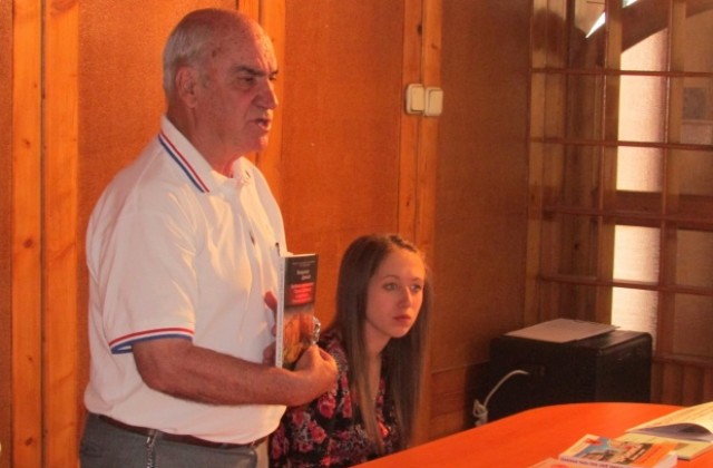 Издадоха книга на покойния краевед и почетен гражданин на Г. Оряховица Владимир Давидов