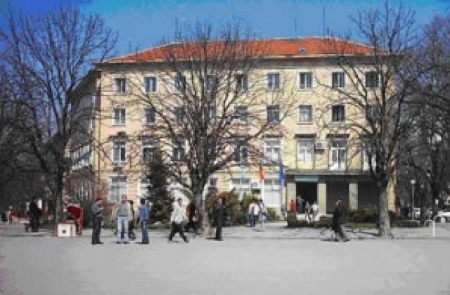 Почистиха паметника на загиналите във войните в село Миладиновци