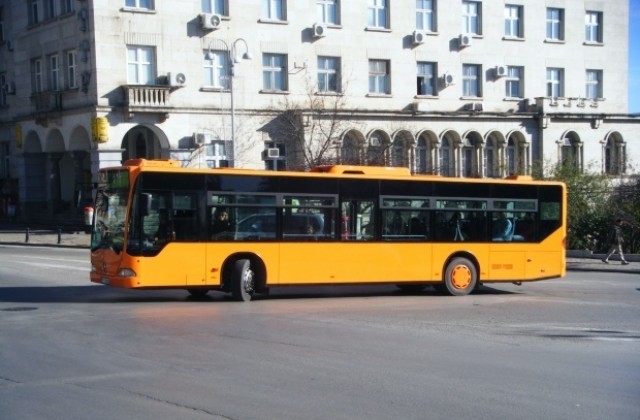 Жена е с опасност за живота, след като автобус мина през краката й
