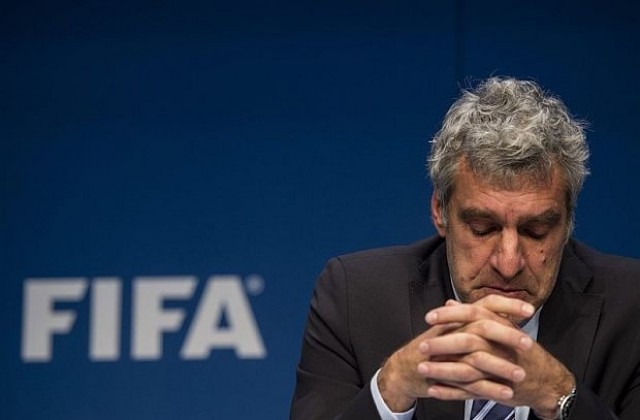 И шефът по комуникациите във ФИФА хвърли оставка