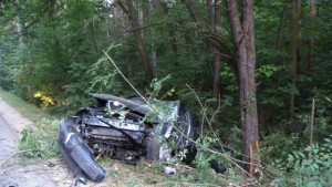 Кола се блъсна в дърво момче и младеж пострадаха