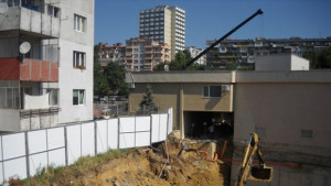 Изкопът до проблемния блок е за болница укрепват го с