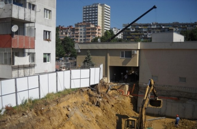 Изкопът до проблемния блок е за болница, укрепват го с бетонна стена (СНИМКИ)