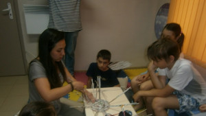 Деца плетат кошници в музейната работилница