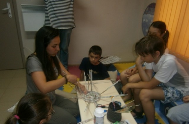 Деца плетат кошници в музейната работилница