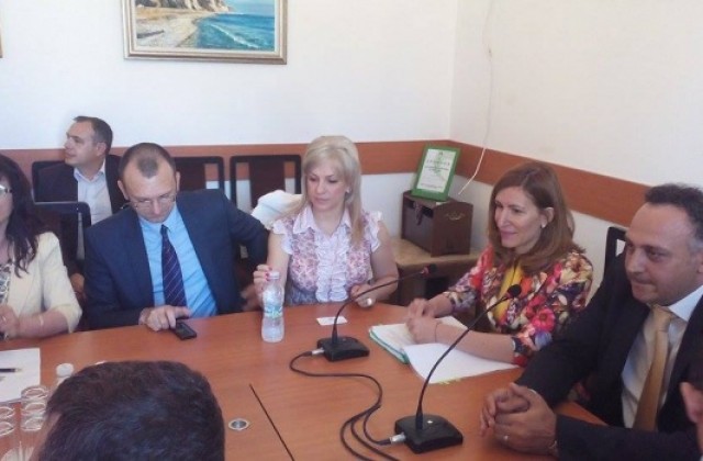 Ангелкова иска близо три пъти повече пари за туристическа реклама