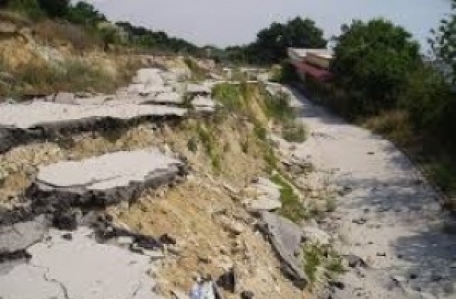 Стоян Пасев: Златни пясъци може да остане откъснат заради свлачищата