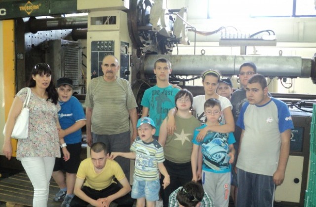 Деца с увреждания разгледаха голяма фабрика в Шемшево
