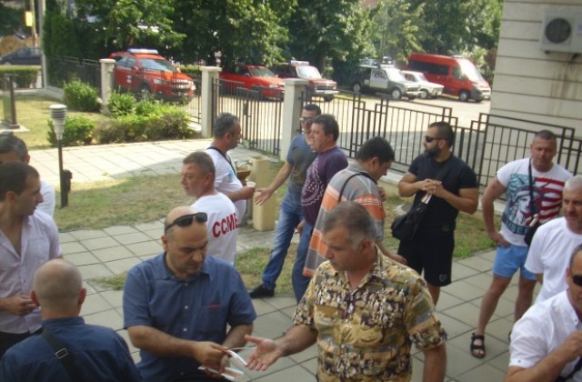 Русенски полицаи излязоха на мълчалив протест