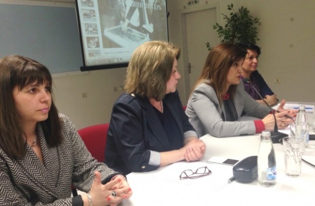 Жени ГЕРБ – Стара Загора подаряват наръчник за превенция на насилието в пенсионерските клубове