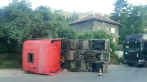 Камион се обърна на изхода на София при Княжево