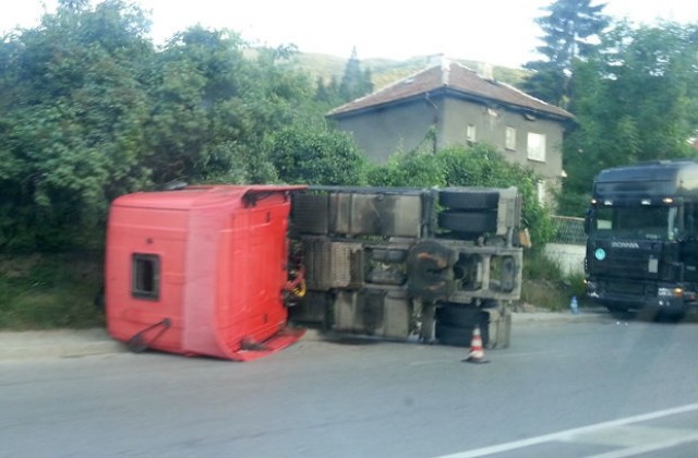 Камион се обърна на изхода на София при „Княжево”