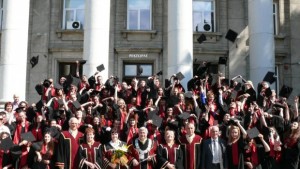 Юридическият факултет връчи дипломите на 107 магистри по право