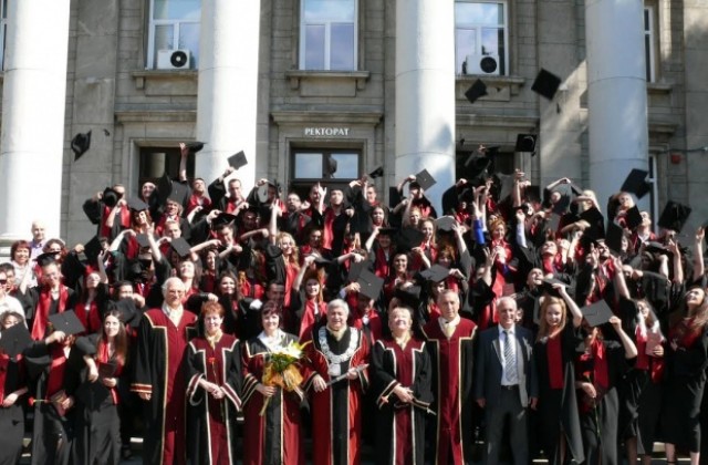 Юридическият факултет връчи дипломите на 107 магистри по право