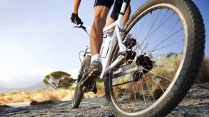 Специална поставка превръща бутилка за вода за велосипеди във фар