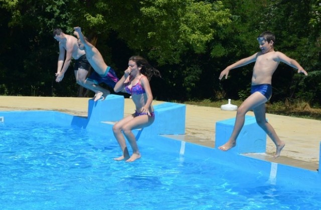 С атрактивни скокове във вода стартира плувното лято в Димитровград