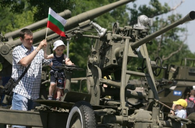 Експонатите в Националния военноисторически музей „оживяха” за Деня на бащата (СНИМКИ)