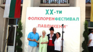 Кметът на Павликени откри фолклорен фестивал пременен в народна носия