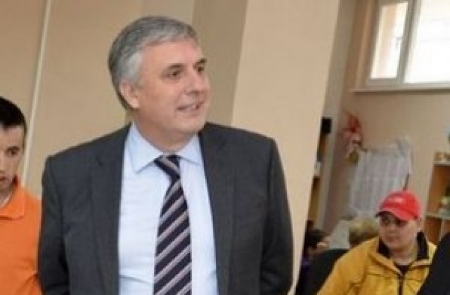 Министър Калфин пристига на визита в Смолян