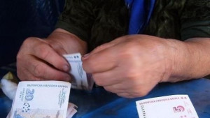 Баба не успя да събере нужните пари за операция на