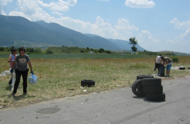 Чистят гуми и отпадъци след състезание на летището до Сапарева баня