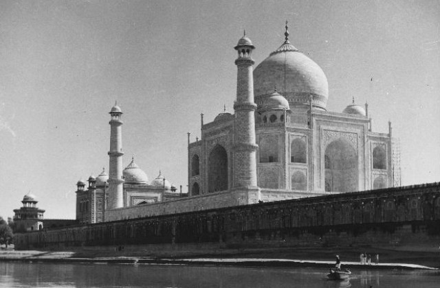 17 юни: Императорът Шах Джахан нарежда строителството на Тадж Махал