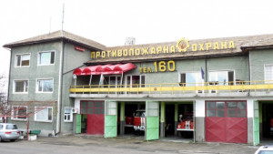 Пожарникари вадиха кон от шахта и хванаха змии в училищен