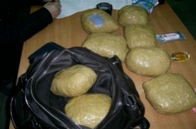 Окръжната прокуратура задържа 50-годишна жена за контрабанда на 60 кг хероин