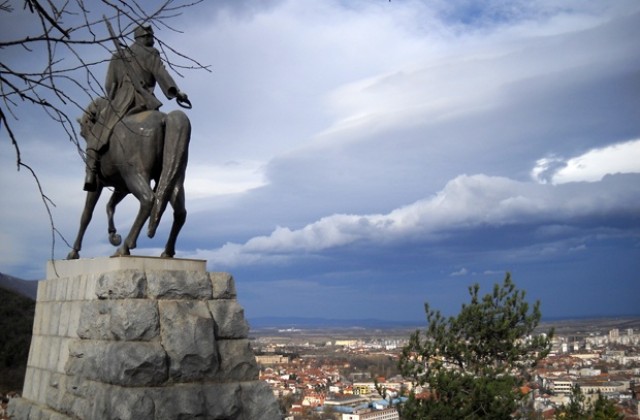 Ремонтират паметника „Вестителя на свободата във Враца
