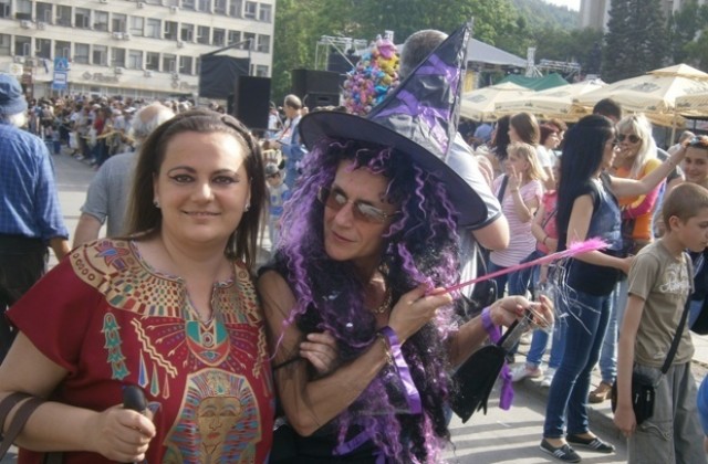 Дарете приказни костюми за децата в Кризисния център