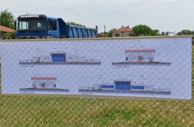Строят обслужваща сграда и нови трибуни на стадиона в село Самуилово