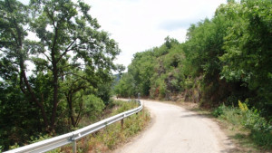 Поставиха обезопасителна мантинела на обходния път за Сухиндол